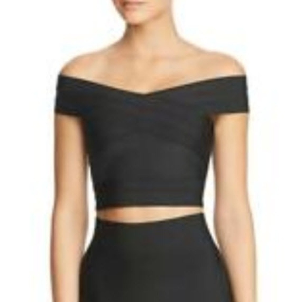 WOW Couter Off the shoulder CROP TOP